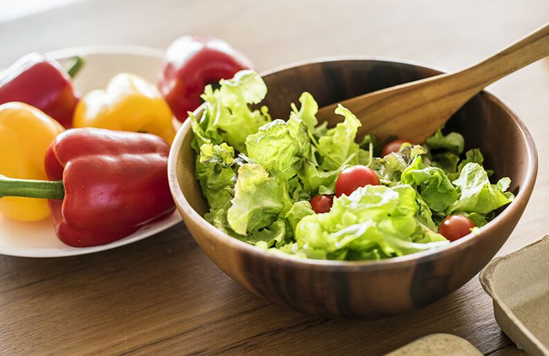La salade de lecho peut servir de plat d'accompagnement savoureux et sain. 
