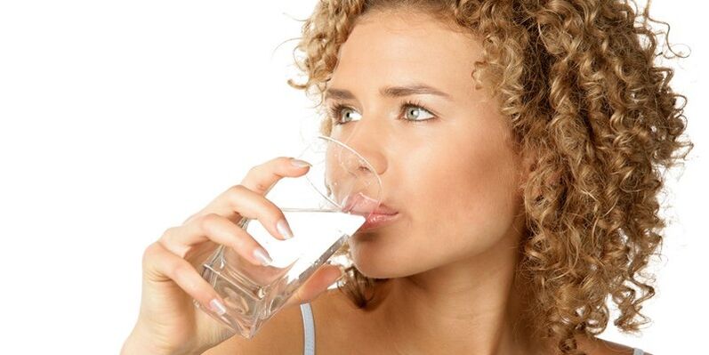 Dans un régime de boisson, vous devez consommer 1, 5 litre d'eau purifiée, en plus d'autres liquides