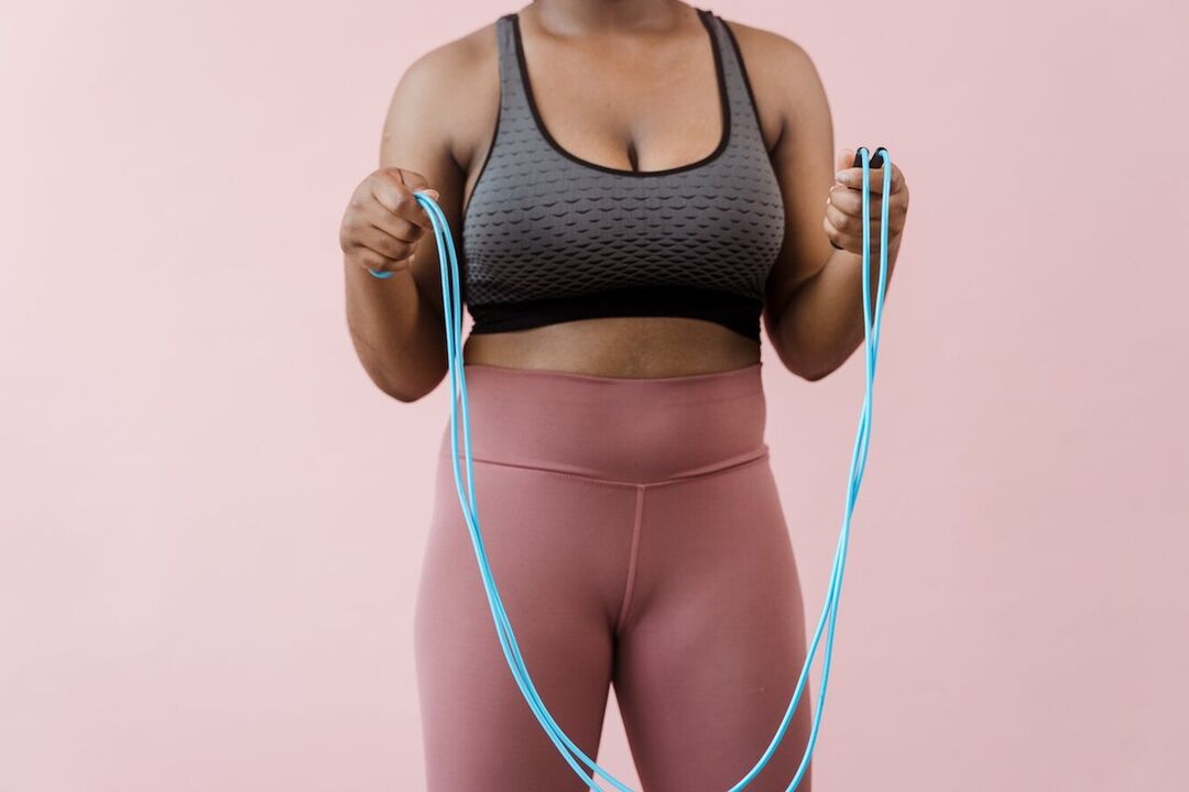La corde à sauter est un exercice cardiovasculaire qui permet de perdre du poids au niveau de la zone abdominale