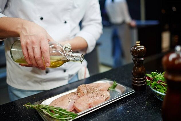 manger du poulet et de l'huile d'olive avec un régime cétogène